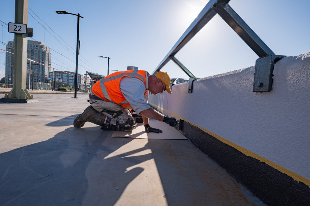 Werk in uitvoering aan treinstation door ProNed | Dé oppervlakteverbeteraars