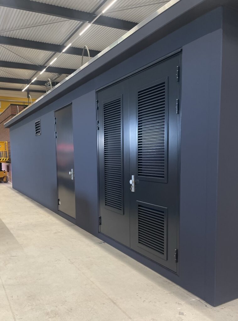 Schuinaanzicht van een rij elektriciteitshuisjes