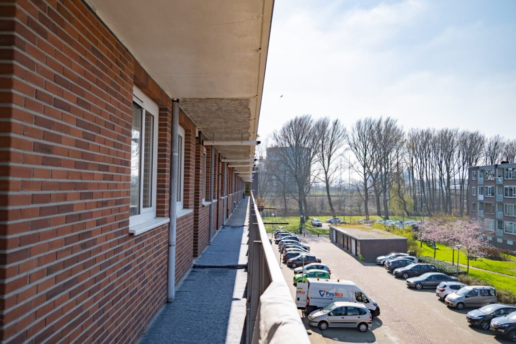 Vooraf het behandelen van de flatgallerij waardoor het weer een frisse uitstraling heeft.