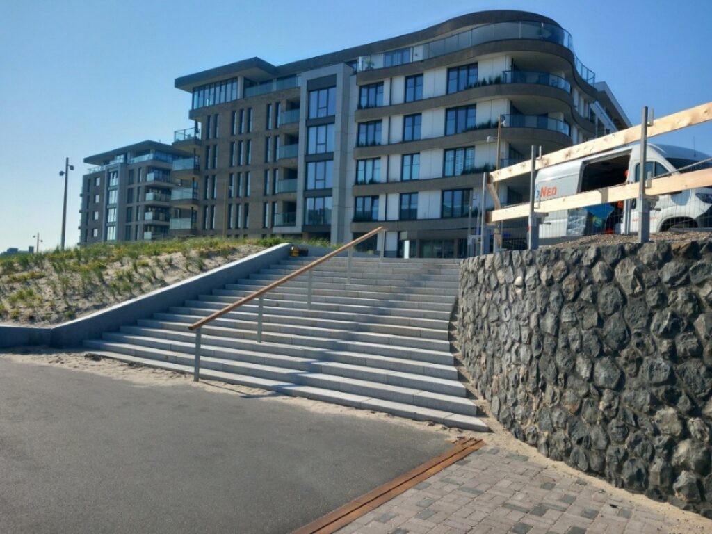 Schuinaanzicht van trappen waarbij de kitwerkzaamheden zijn afgerond