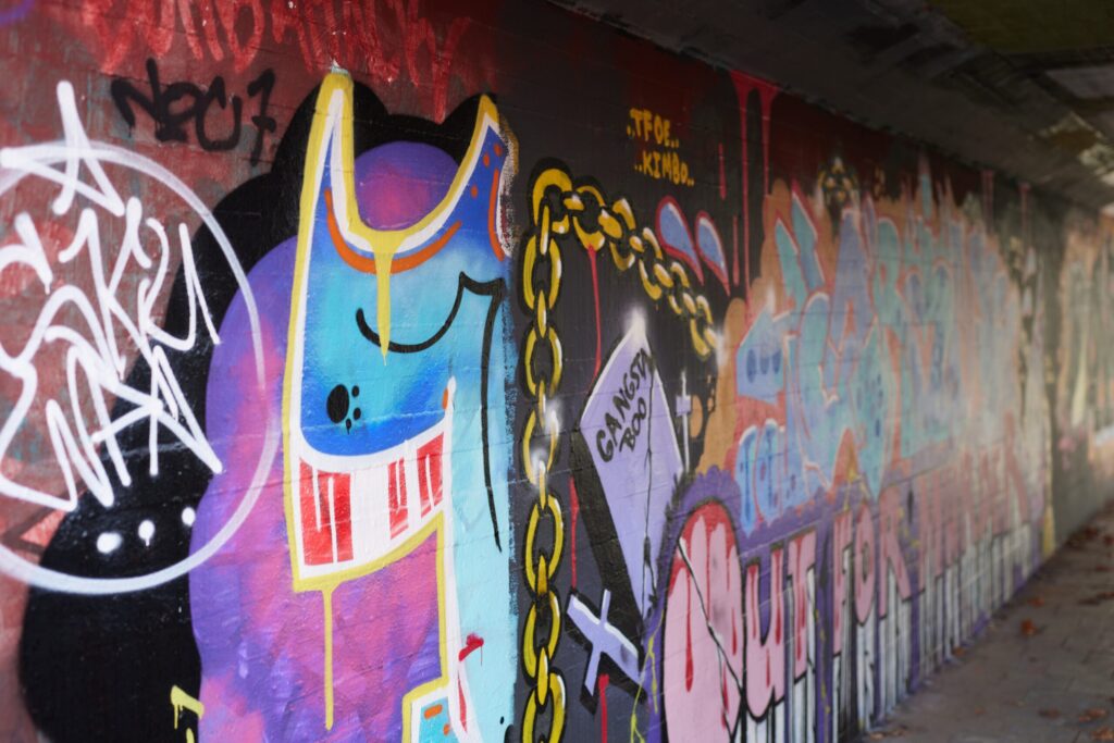 Schuinaanzicht van een muur vol graffiti