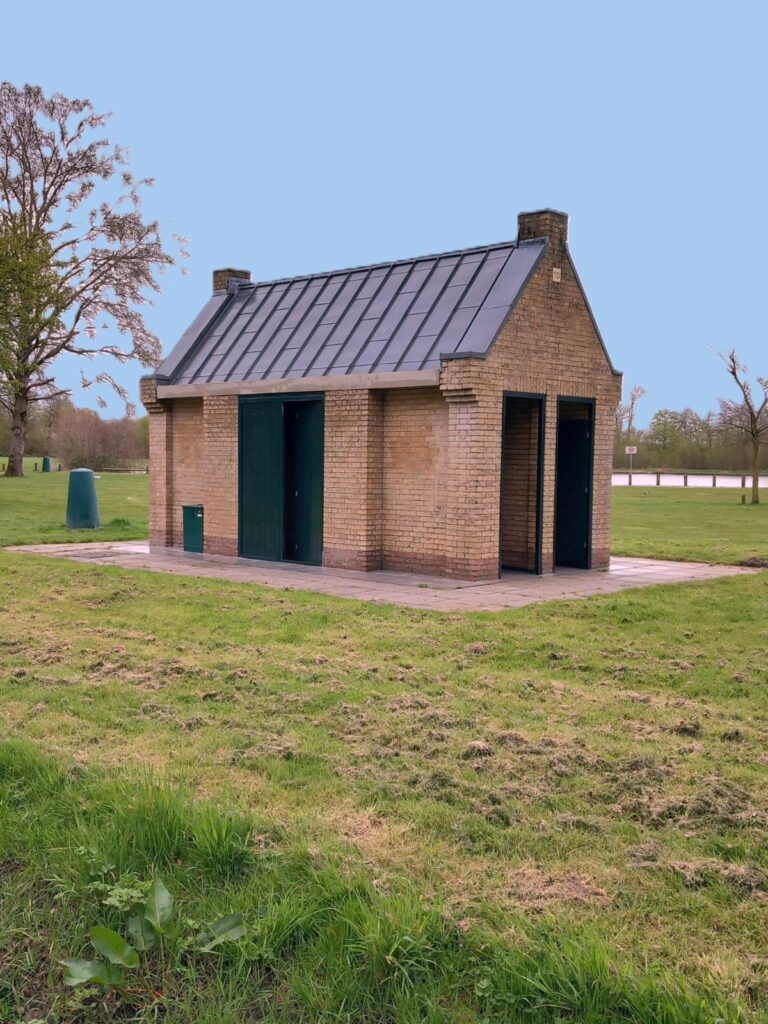 De toiletgebouwen bij de Rottermeren zijn gereinigd en vernieuwd. Zo hebben de deuren en daken weer een frisse uitstraling gekregen.