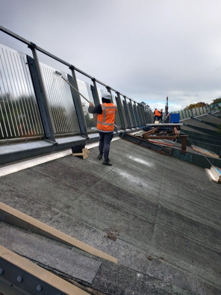 Applicatie van anti-graffiti coating op glaspanelen