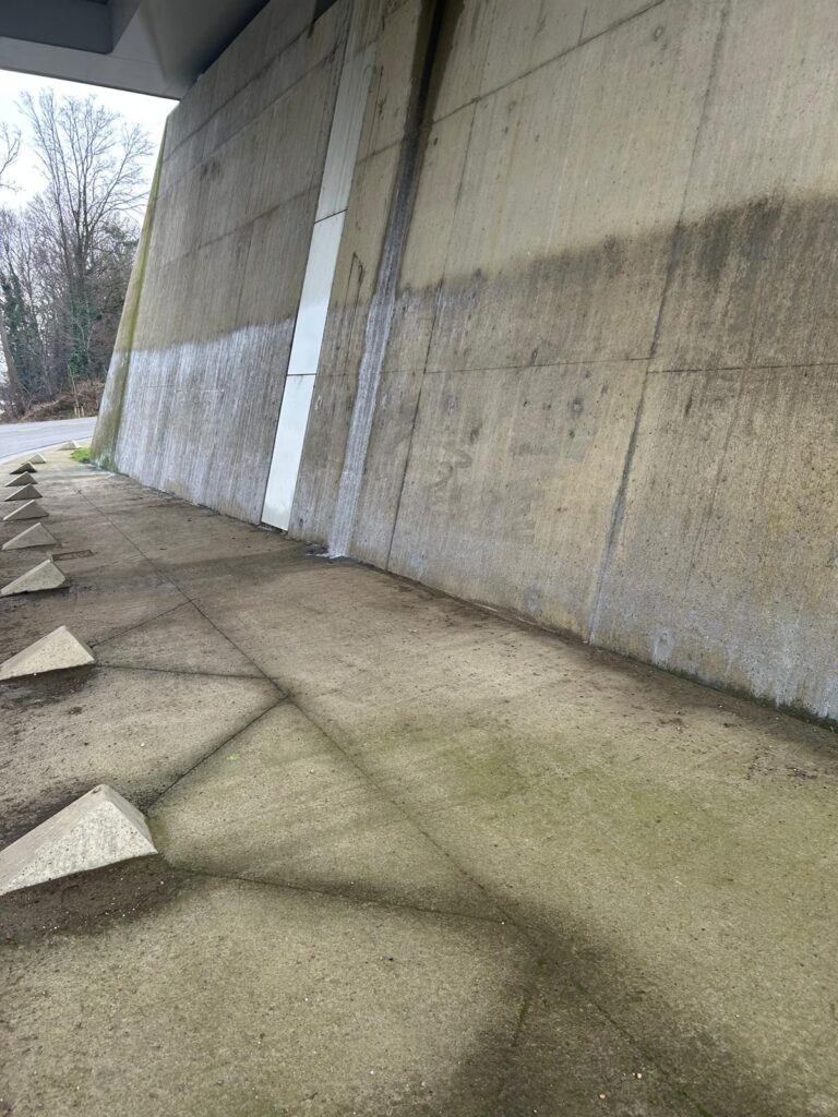 Graffiti verwijderen bij Tervant brug