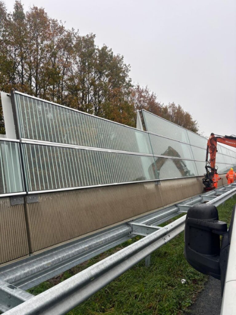 Graffiti verwijderen en reinigen geluidschermen A4