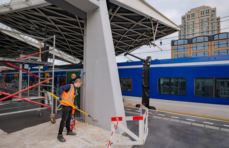 Station Tilburg keimen van betonnen pilaar