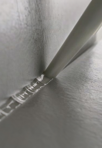 Close up van aanbrengen kitwerk door ProNed