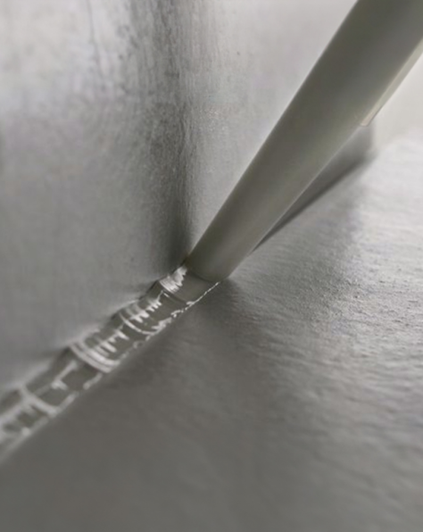 Close up van aanbrengen kitwerk door ProNed