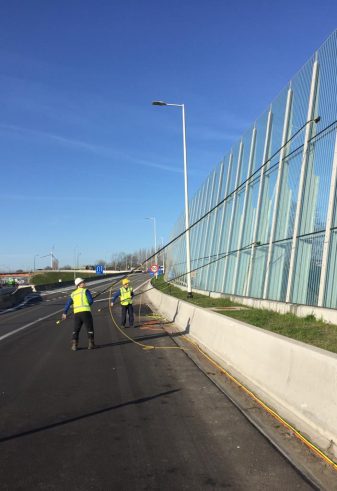 De geluidschermen worden gereinigd met een borstel.