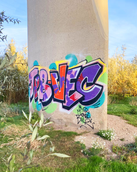 Graffiti op een betonnen pilaar van een brug