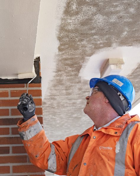 Schilderen van onderzijde van galarijvloeren door proned