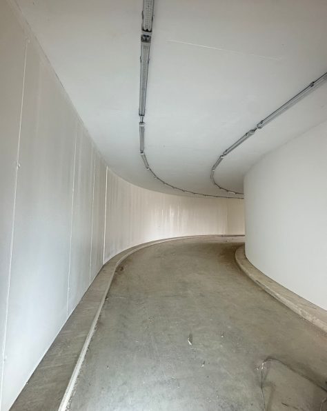 Keimen van wanden parkeerinrit