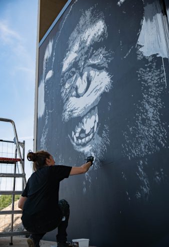 Kunstenaars Pipsqueak Was Here brengen herkenbare mural van de apen terug bij de Oude-Haagsebrug bij Schiphol.