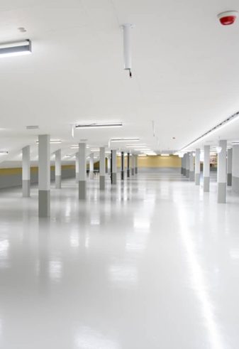 Overview van een nieuwe parkeergarage met een slijtlaag